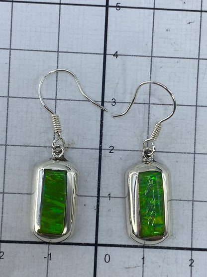 Aretes colocados junto a escala métrica mostrando 3.7 cm de largo total