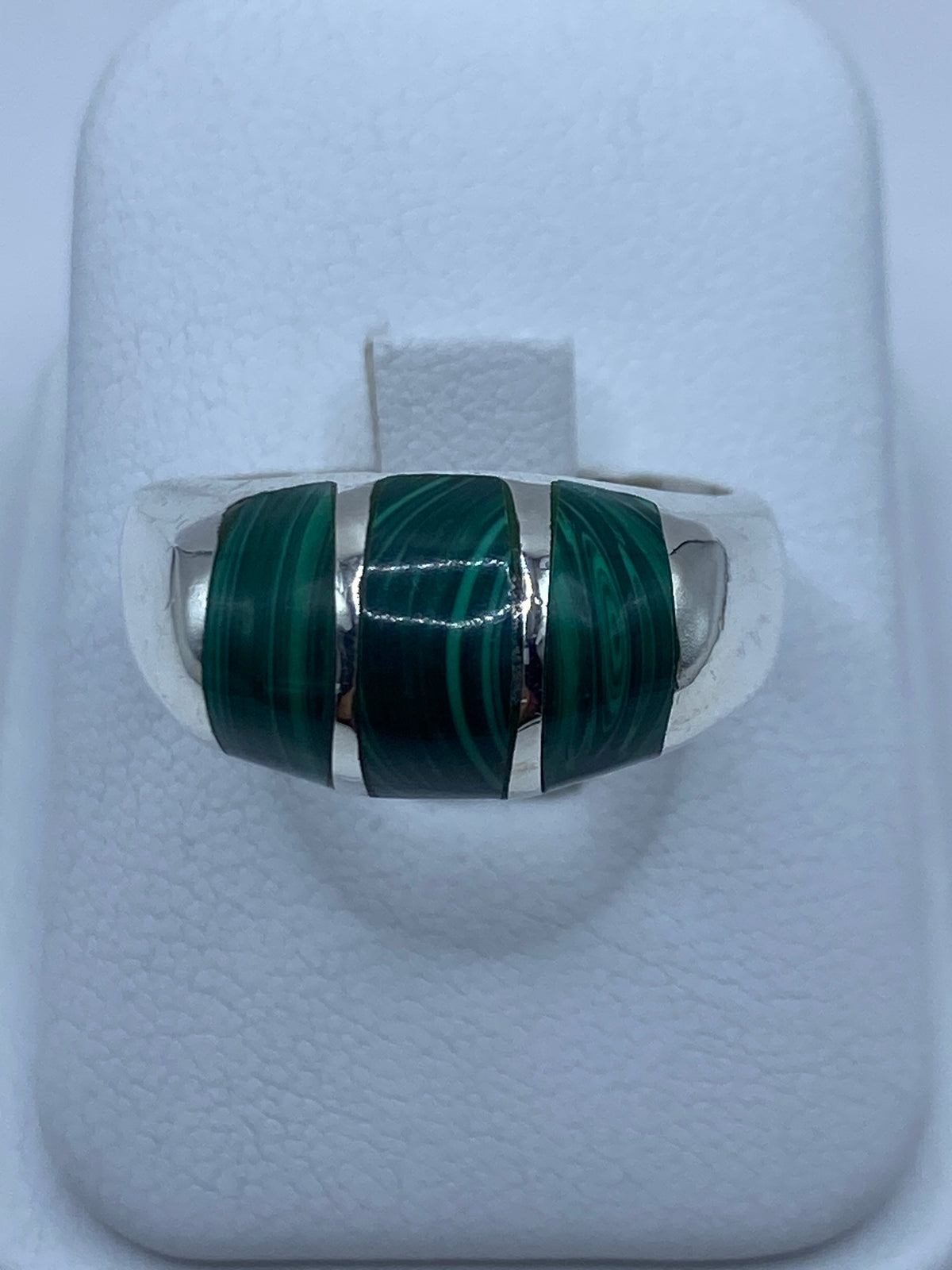 Anillo de plata 925 con malaquita verde engastada, vista frontal sobre soporte blanco