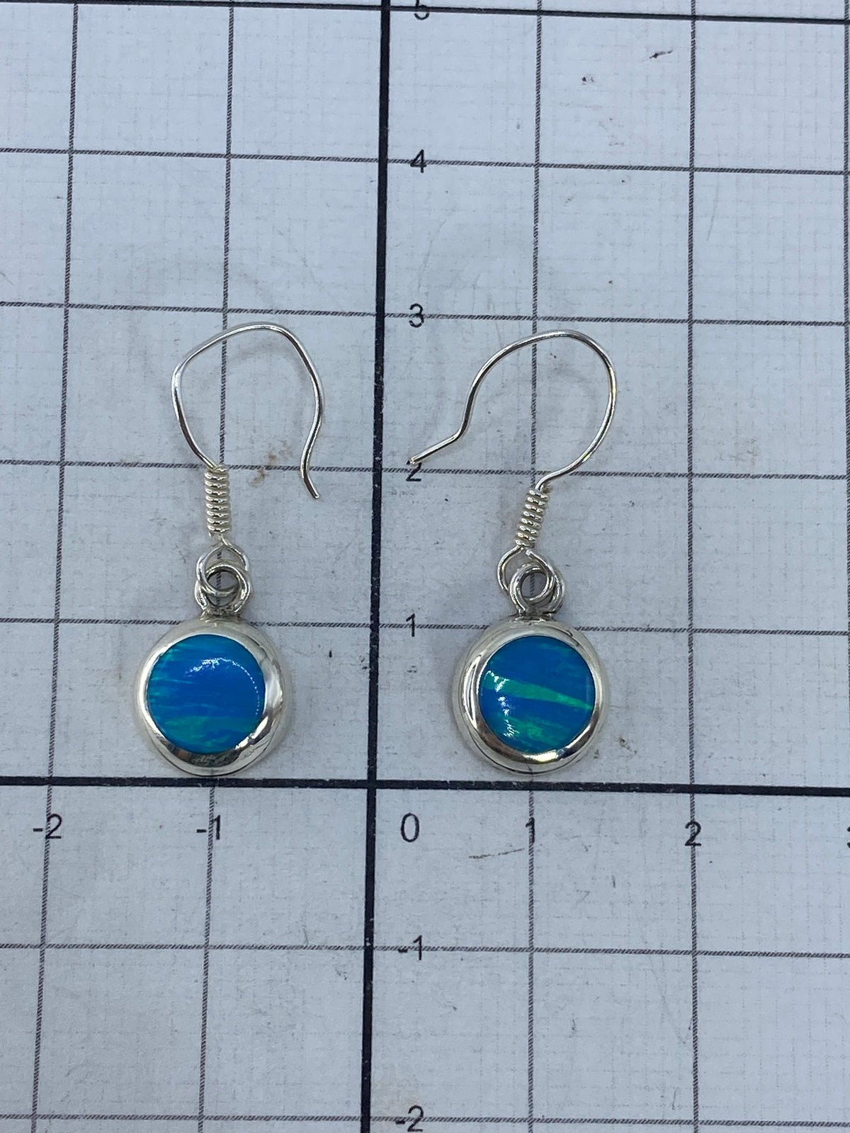 Los dos aretes juntos en estuche, listos para envío y regalo