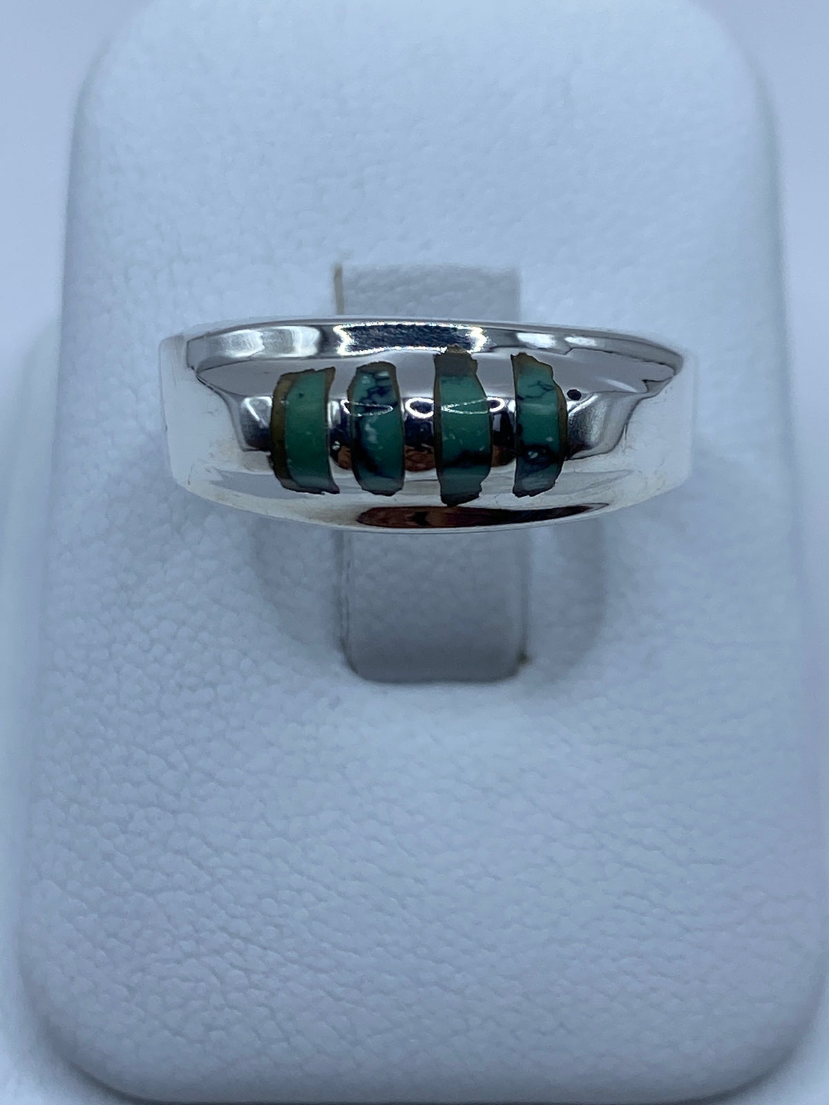 Anillo de plata 925 con turquesa azul cielo engastada, vista frontal sobre almohada blanca