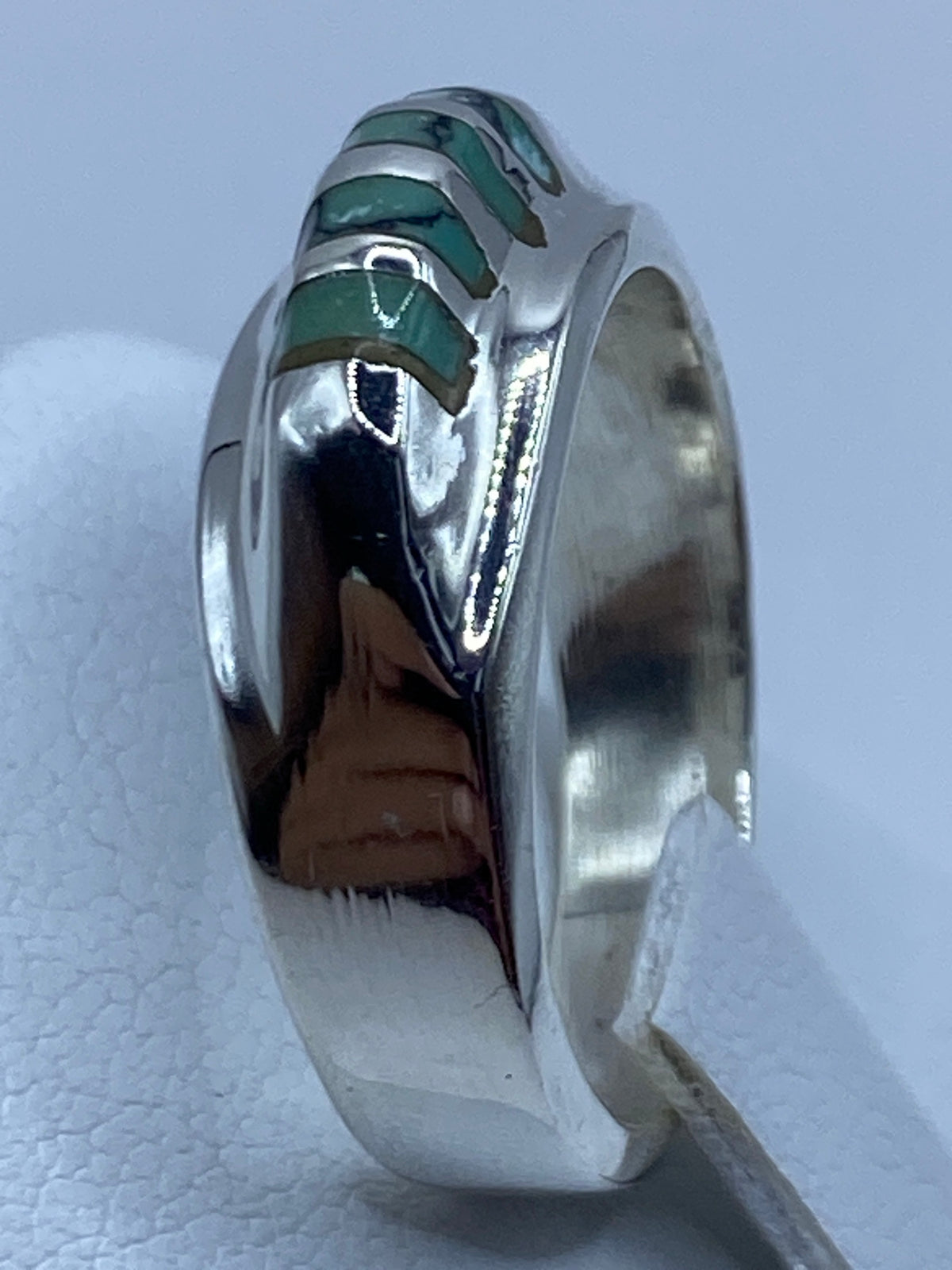 Anillo de turquesa puesto en dedo, mostrando el color azul cielo natural