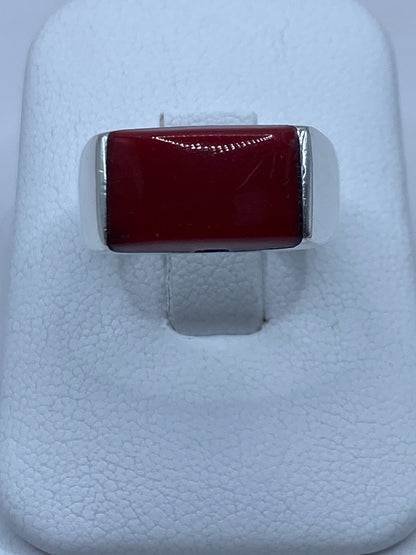 Anillo de plata 925 con coral rojo engastado en vista superior