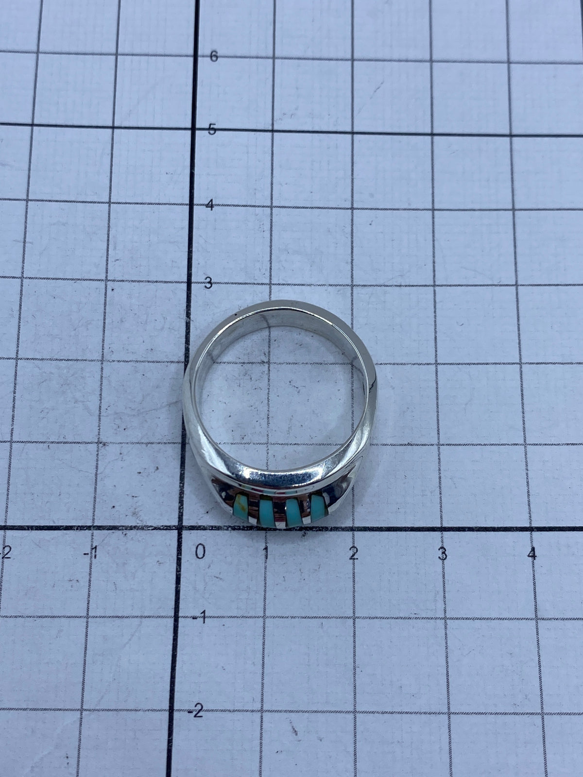 Anillo en dedo mostrando el tono azul cielo profundo de la turquesa