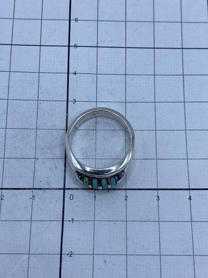 Anillo en dedo mostrando el tono azul cielo profundo de la turquesa