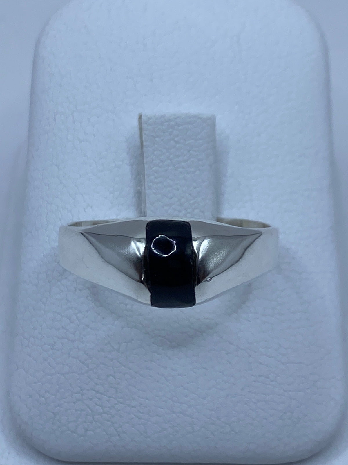 Anillo de plata 925 con ónix negro engastado a mano, vista frontal