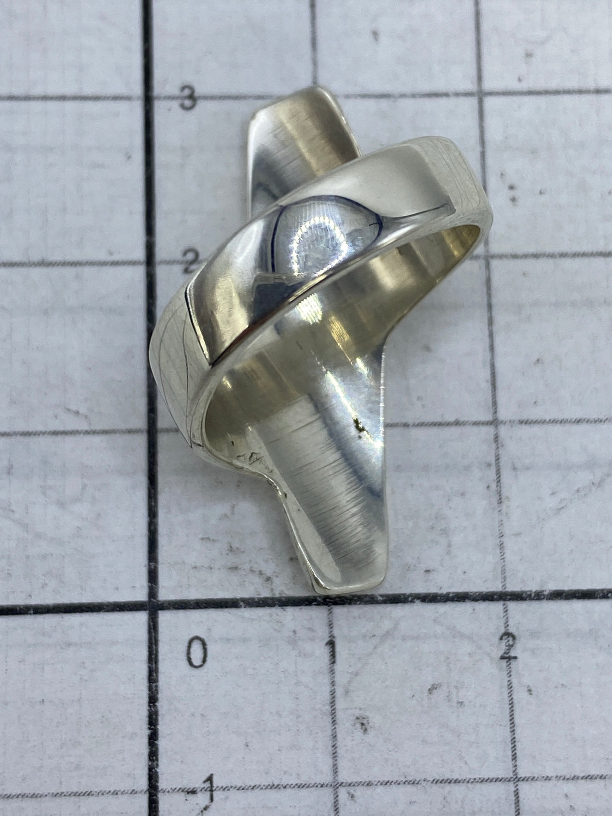 Anillo en escala métrica mostrando proporciones reales