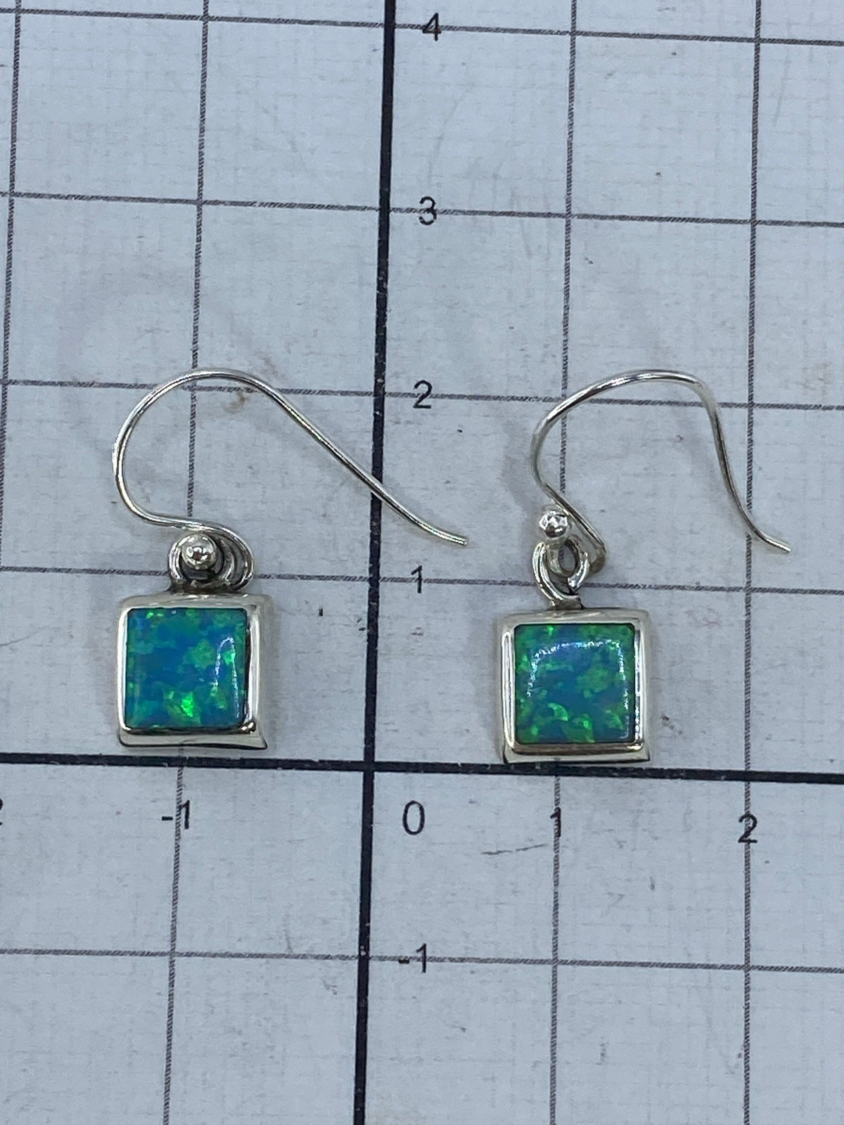 Medida de los aretes: 2 cm de largo con el gancho incluido