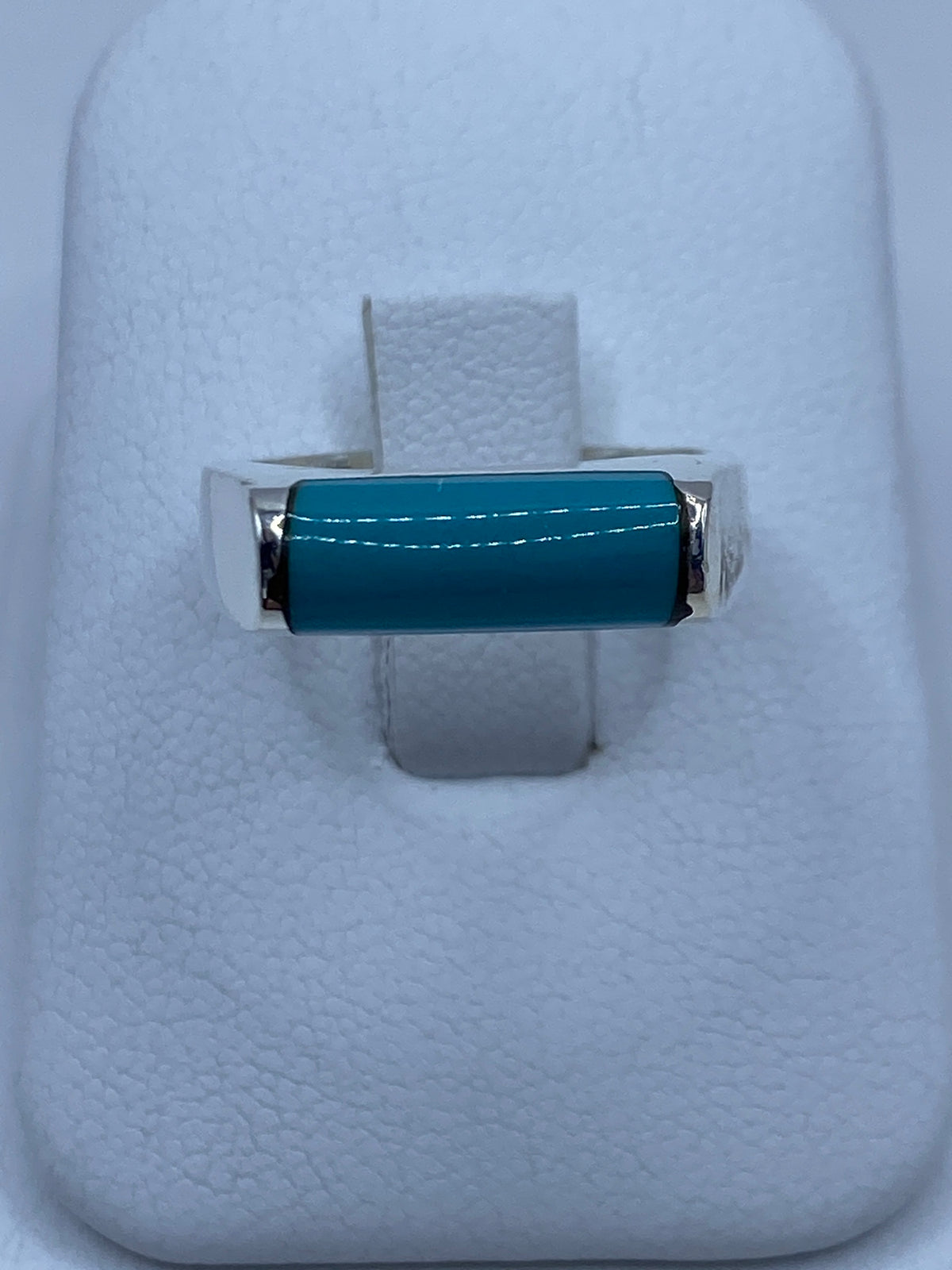 Anillo de plata 925 con turquesa azul cielo engastada, vista frontal sobre almohada blanca