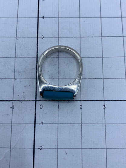 Anillo sobre escala con medida, evidenciando el peso de 7.4 gramos