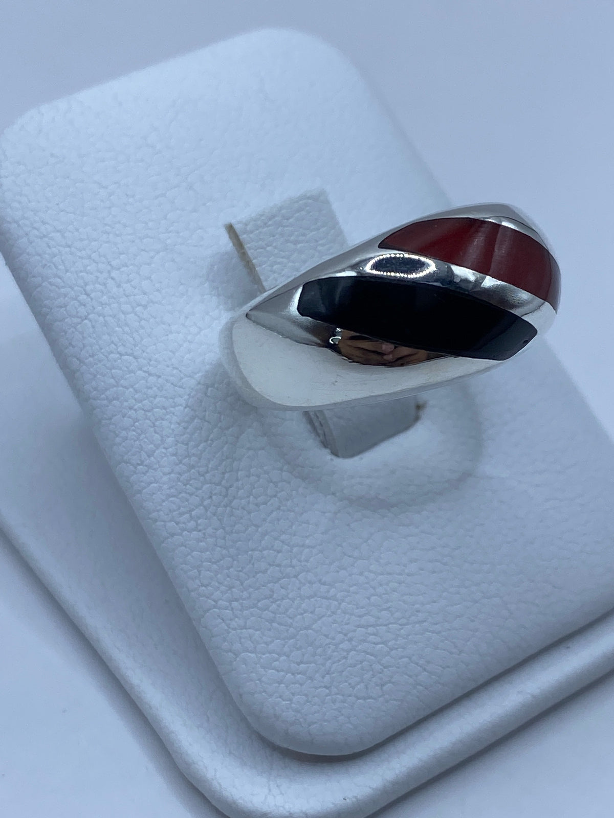 Detalle del engaste de coral rojo en plata pulida, lado de la pieza