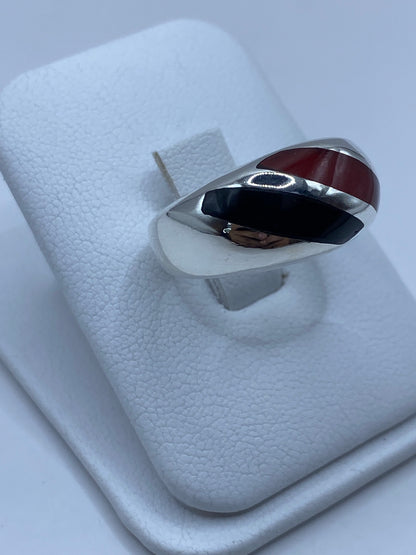 Detalle del engaste de coral rojo en plata pulida, lado de la pieza