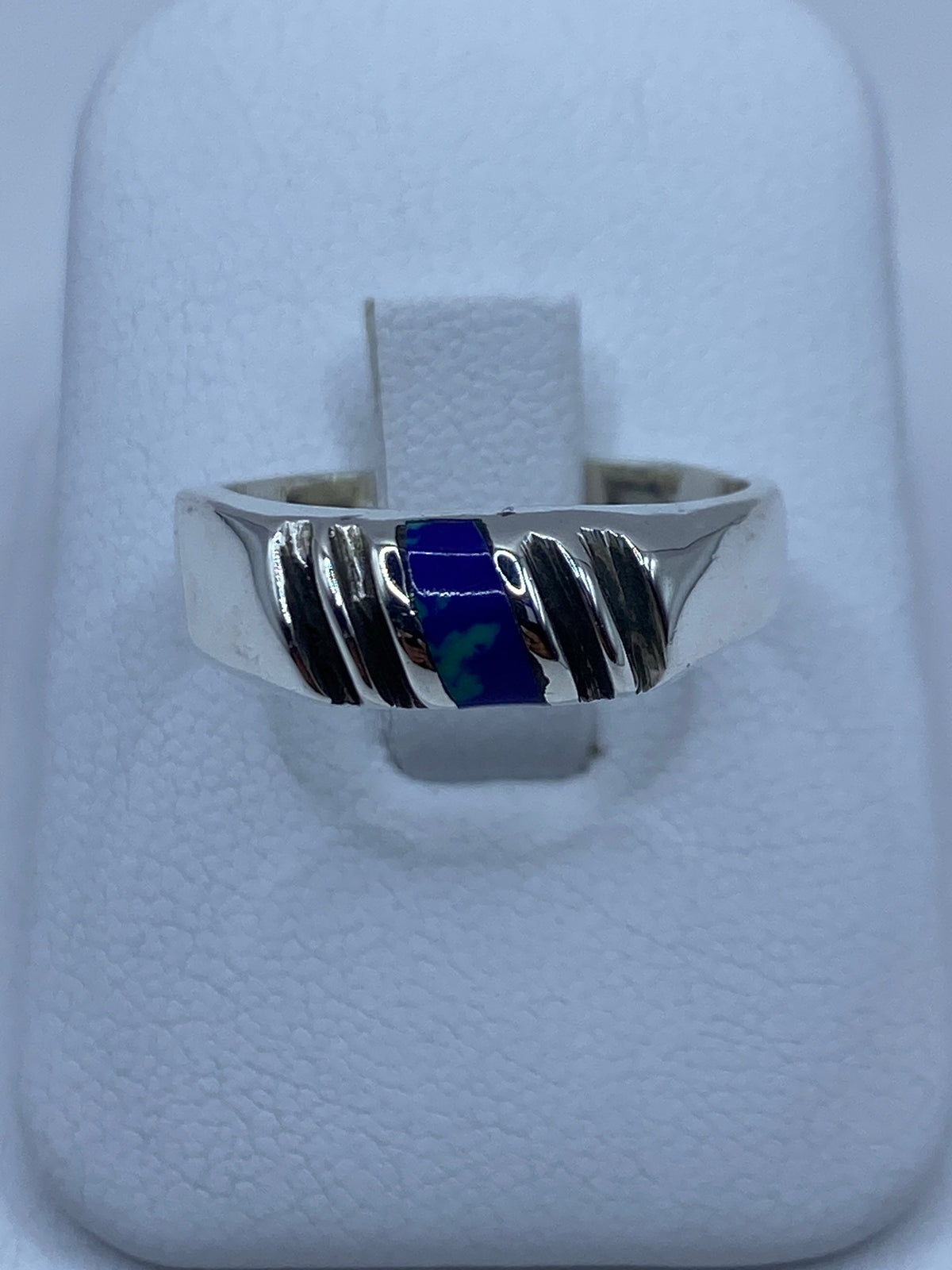 Anillo de plata 925 con piedra azul engastada en la mano