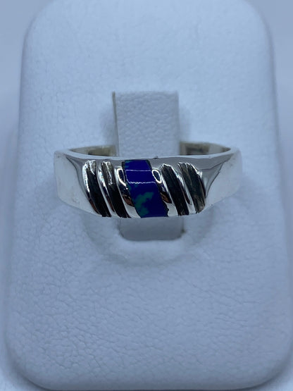 Anillo de plata 925 con piedra azul engastada en la mano