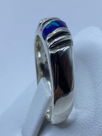 Detalle del engaste a mano de la piedra azul en plata