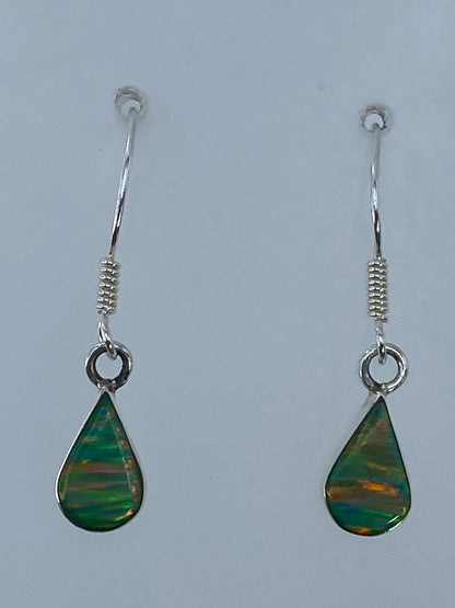 Par de aretes de plata 950 con ópalo de fuego multicolor engastado, vistas de frente mostrando los colores verde y naranja