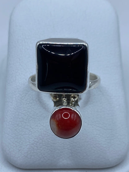 Anillo de plata ajustable con piedra engastada, visto desde arriba en posición frontal