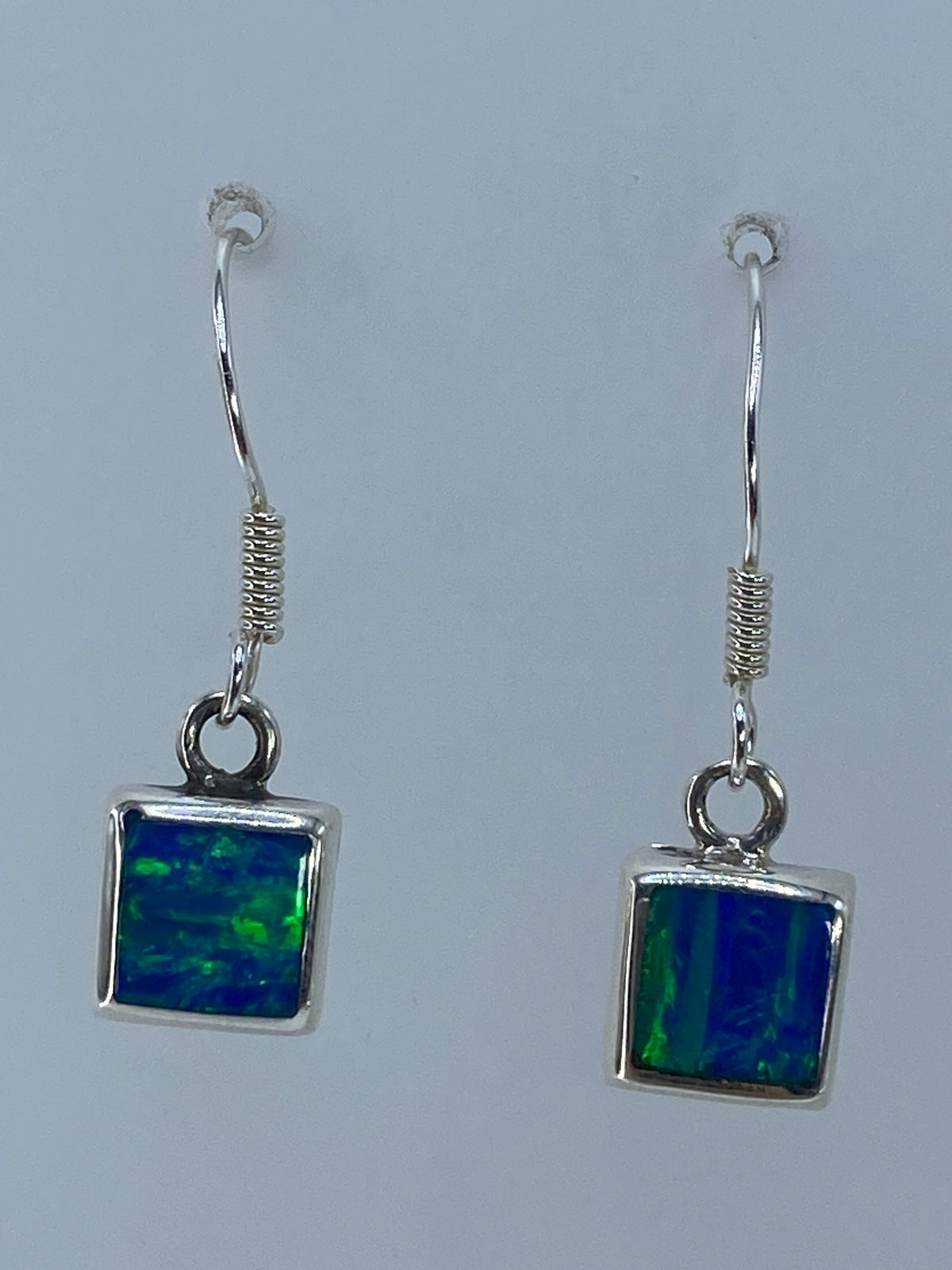 Par de aretes de plata con ópalo de fuego verde olivo en gancho de plata