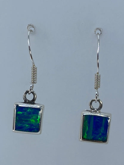Par de aretes de plata con ópalo de fuego verde olivo en gancho de plata