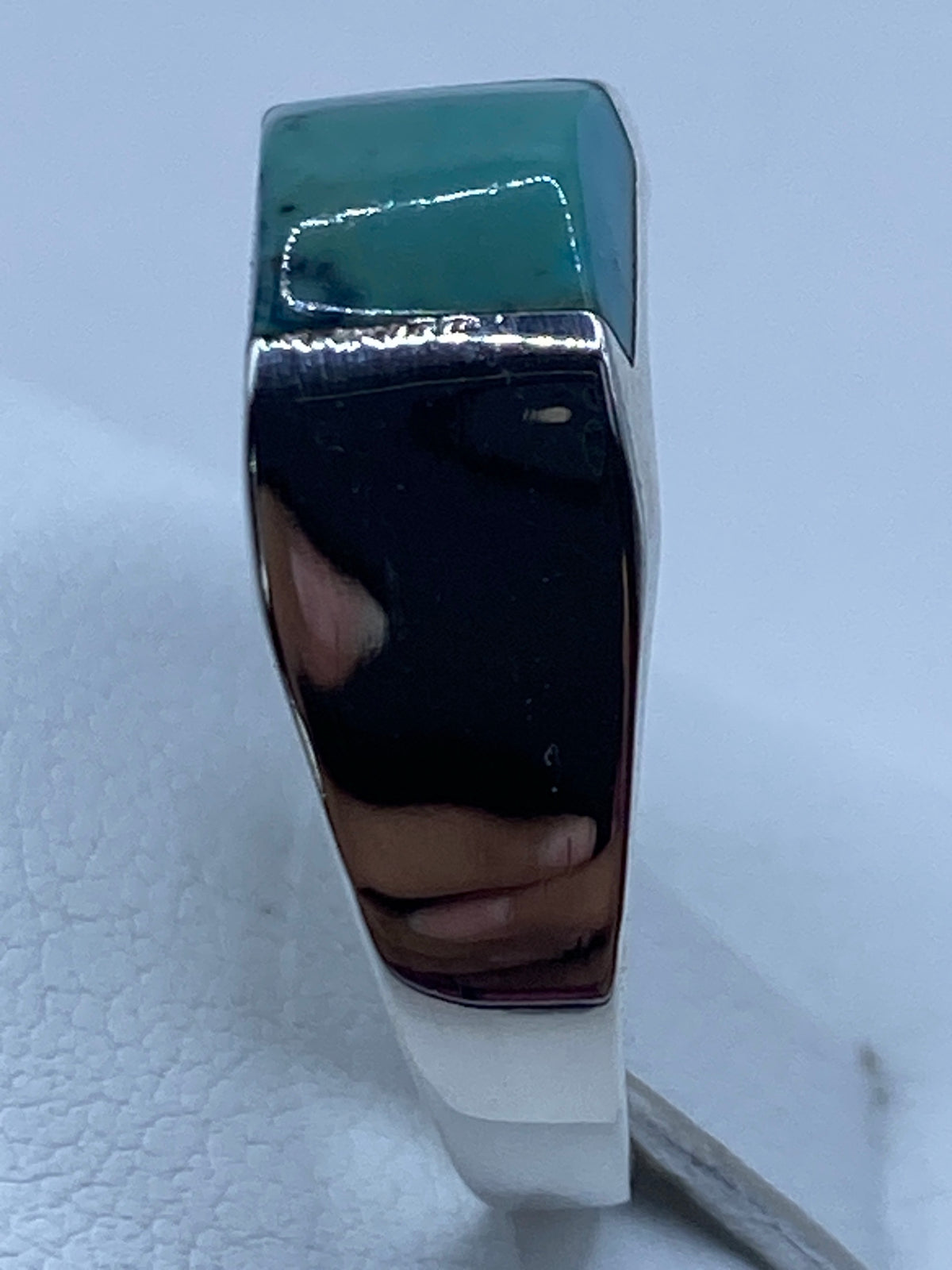 Detalle del anillo en la mano, con la piedra en primer plano