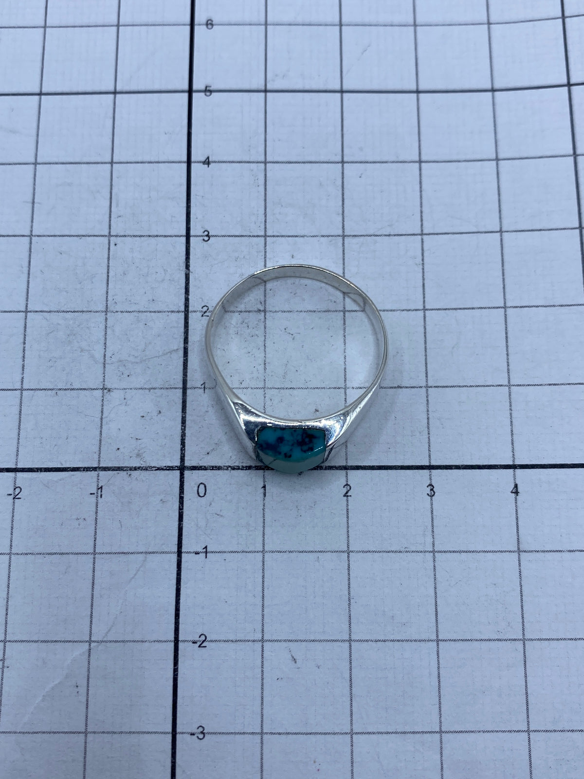 Anillo sobre fondo blanco mostrando el Quinto 925 en el interior