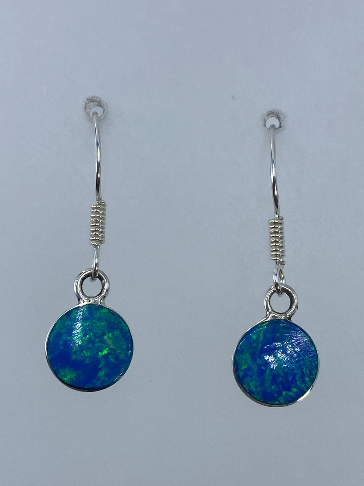 Par de aretes de plata con ópalo de fuego verde olivo, 2.7 cm de largo, gancho plateado