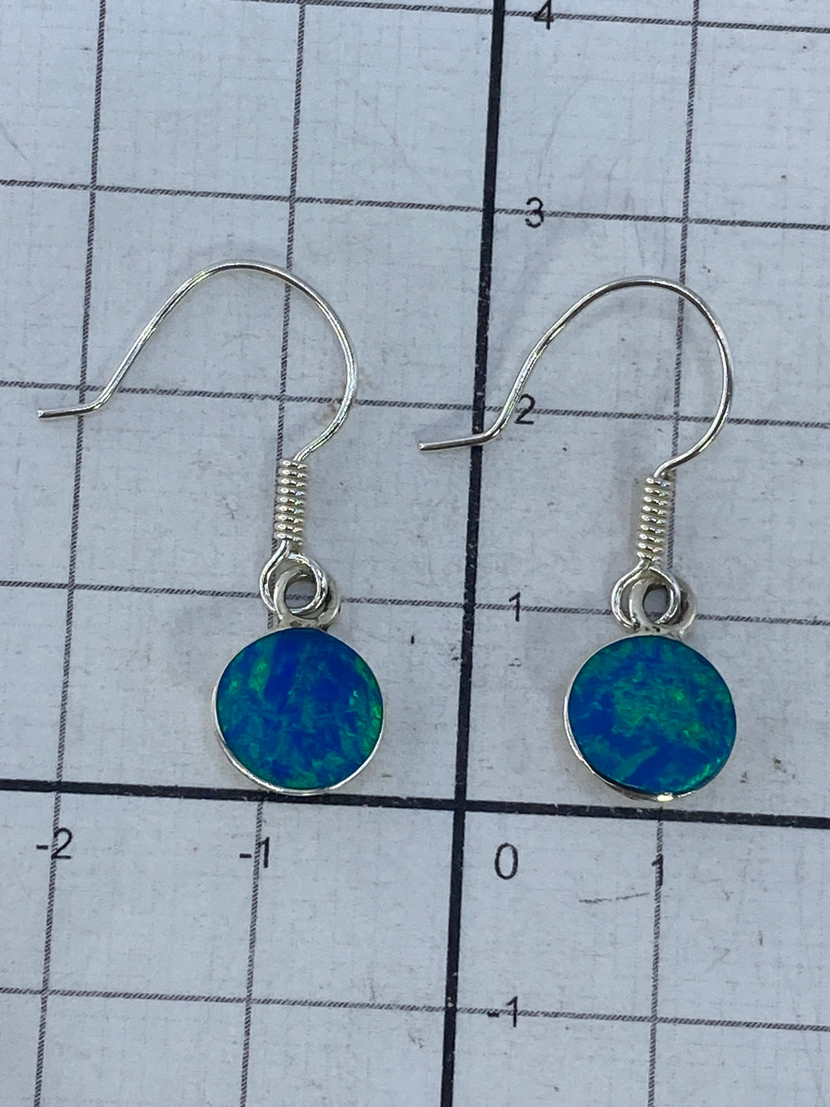 Aretes en balanza digital registrando 1.20 gramos de peso total