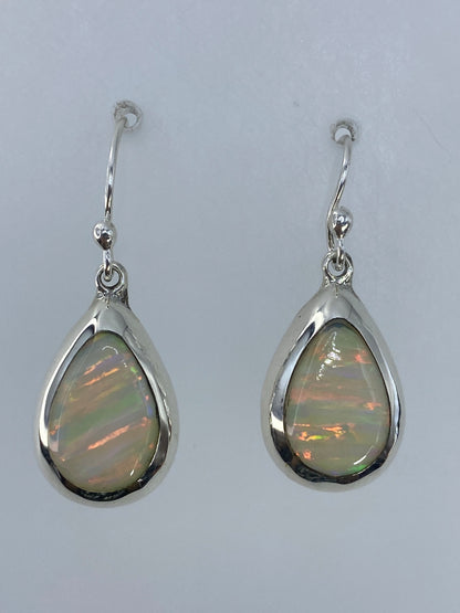 Par de aretes de plata con ópalo de fuego multicolor en ganchos de plata