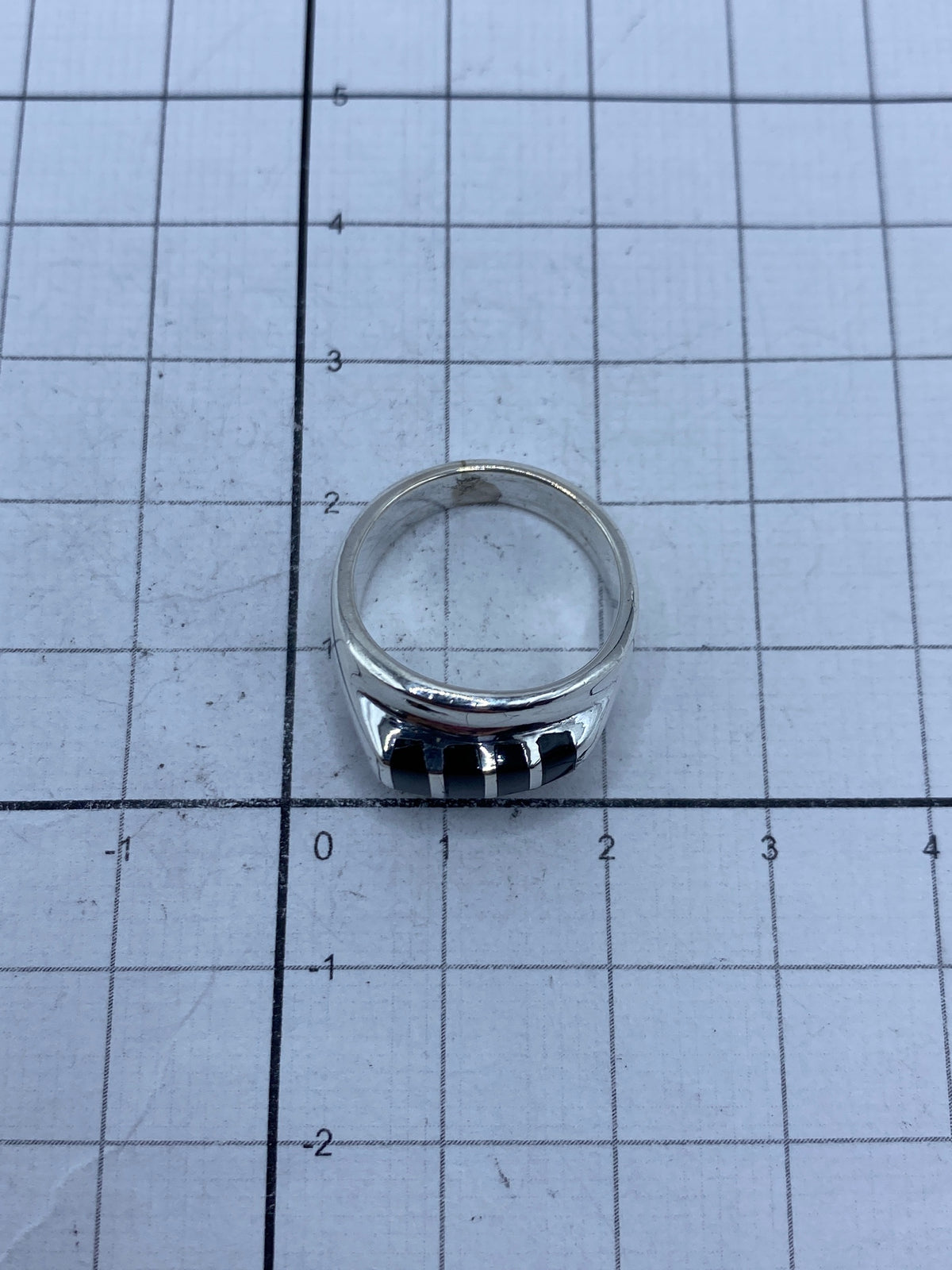 Anillo sobre escala de gramos mostrando 7.6 g de plata pura