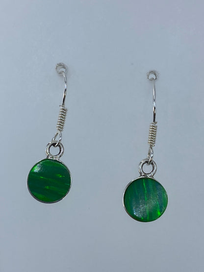 Detalle del engaste a mano del ópalo de fuego verde en plata 925