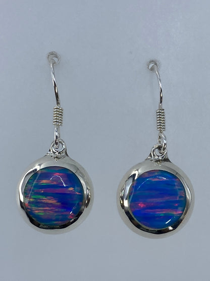 Aretes de plata con ópalo de fuego multicolor — rojo, naranja, azul y verde