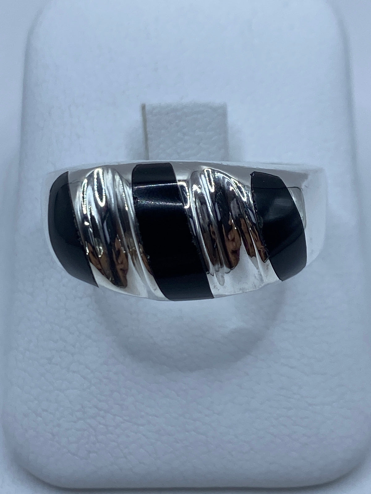 Anillo de plata 925 con ónix negro engastado, vista frontal sobre fondo blanco