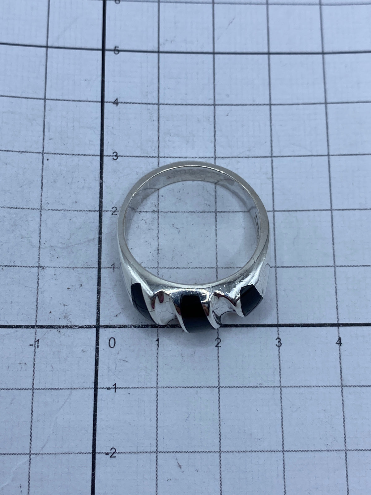Anillo sobre escala de medición mostrando el peso de 15 gramos