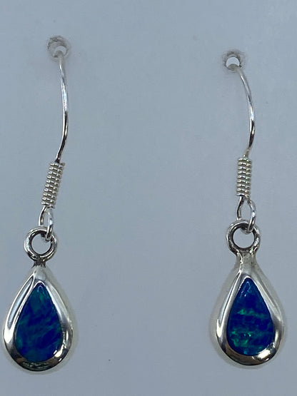 Aretes medidos en regla mostrando largo de 3.2 cm