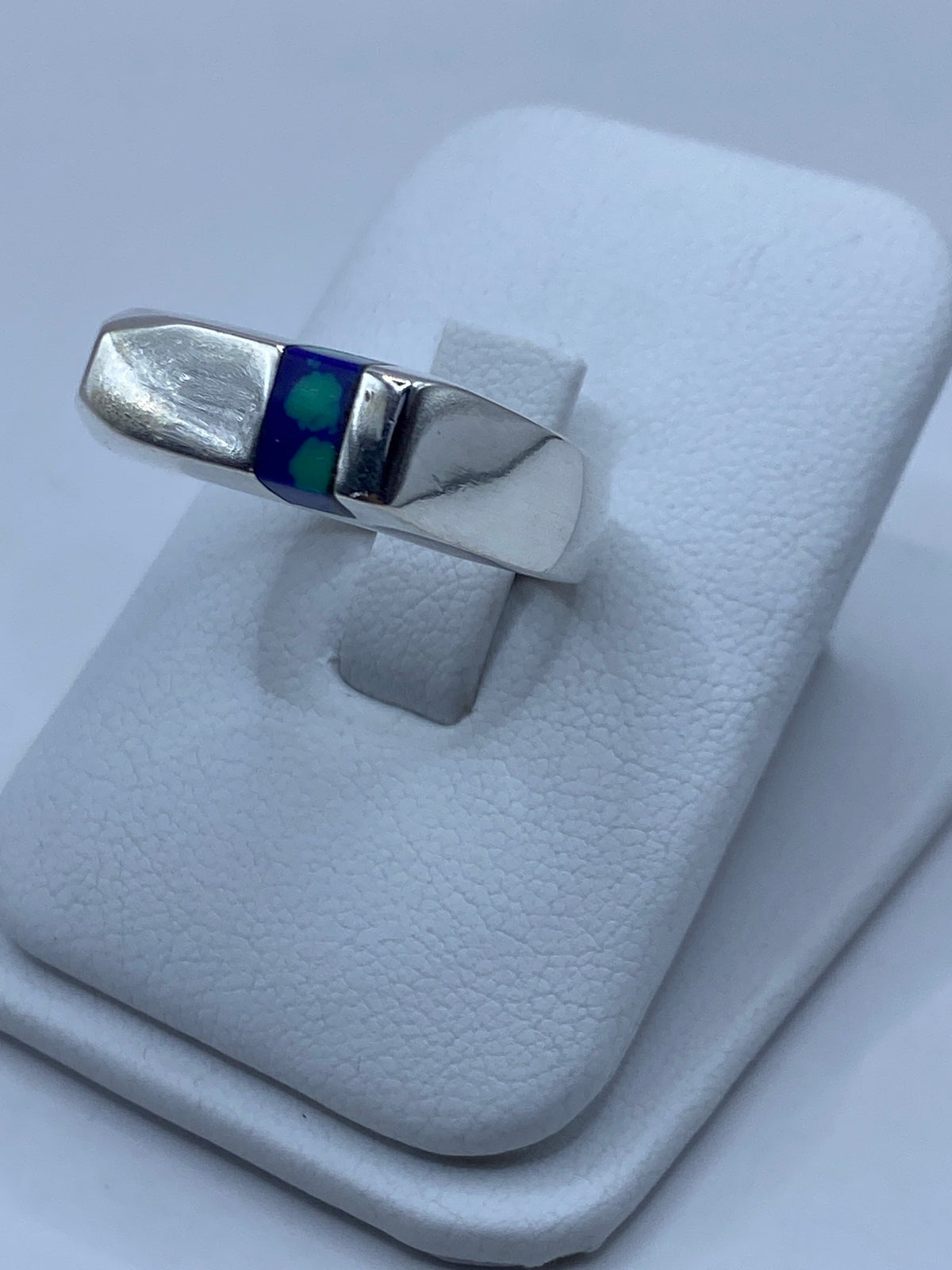 Detalle lateral del anillo mostrando el engaste de la piedra azul
