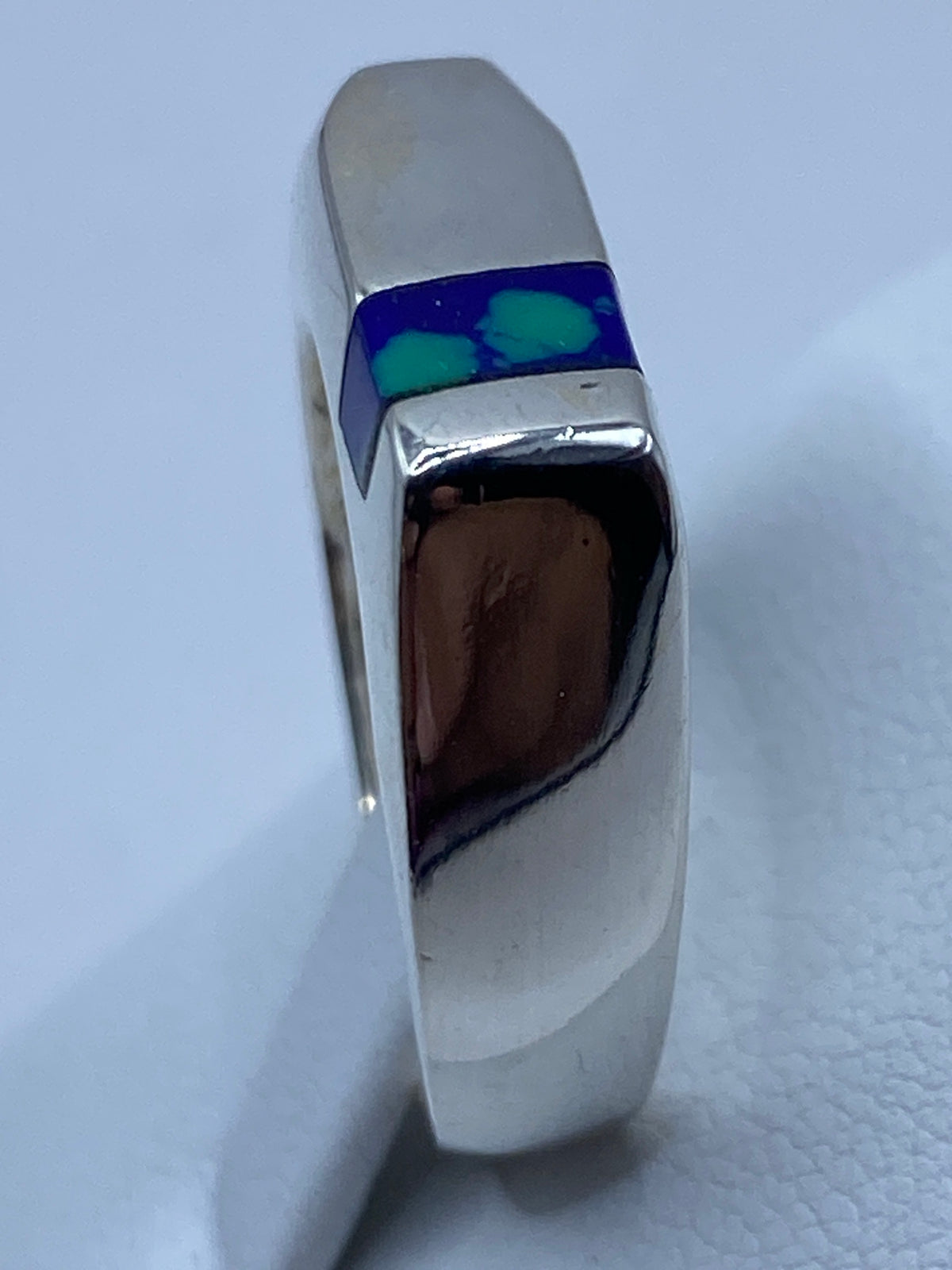 Anillo en la mano mostrando el tamaño y el acabado de la plata