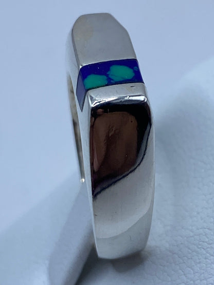 Anillo en la mano mostrando el tamaño y el acabado de la plata