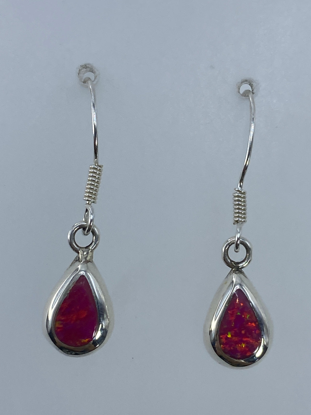 Aretes de plata 925 con ópalo de fuego rosa engastado, par completo