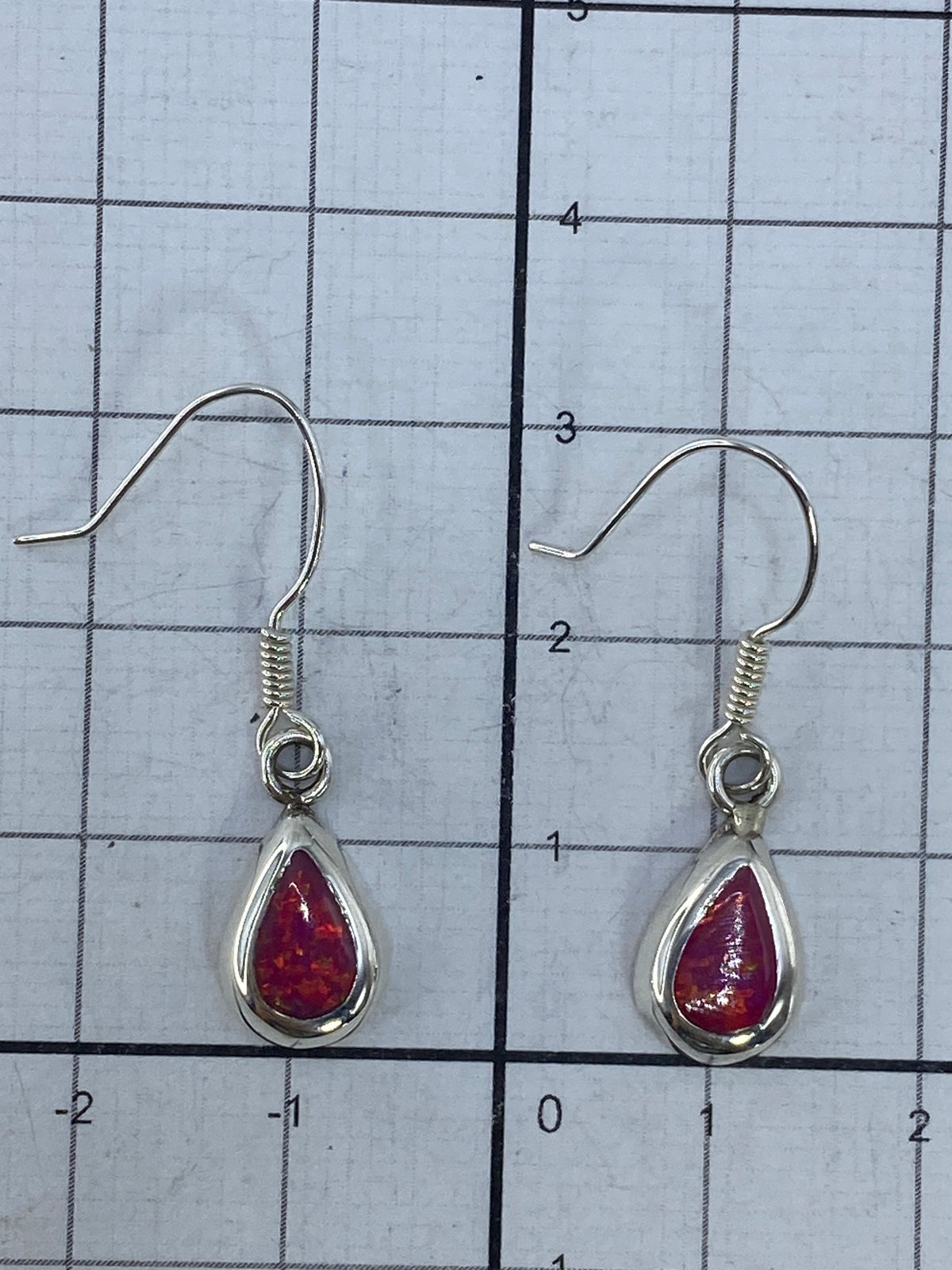 Aretes sobre fondo claro mostrando la medida de 3 cm y el Quinto 925
