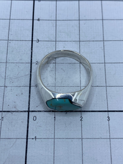 Anillo sobre fondo neutro mostrando el sello 925 en la banda
