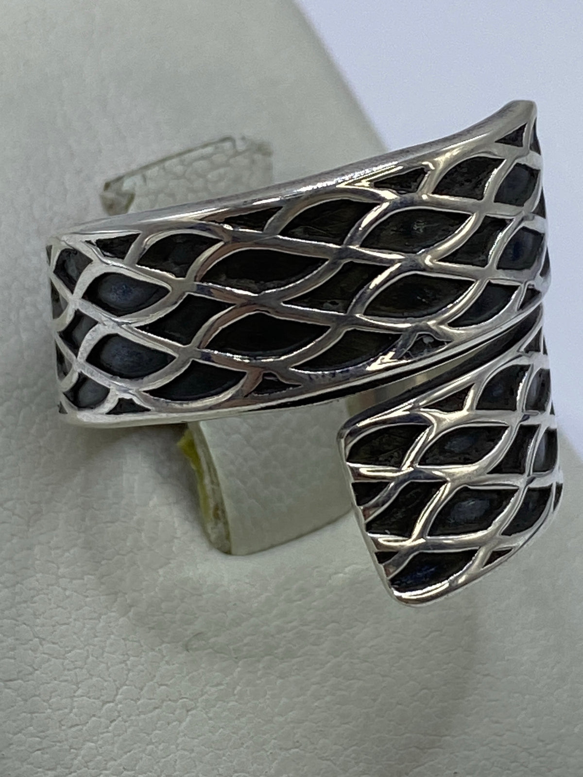 Anillo repujado en plata 925 mostrando la textura tridimensional desde un lado