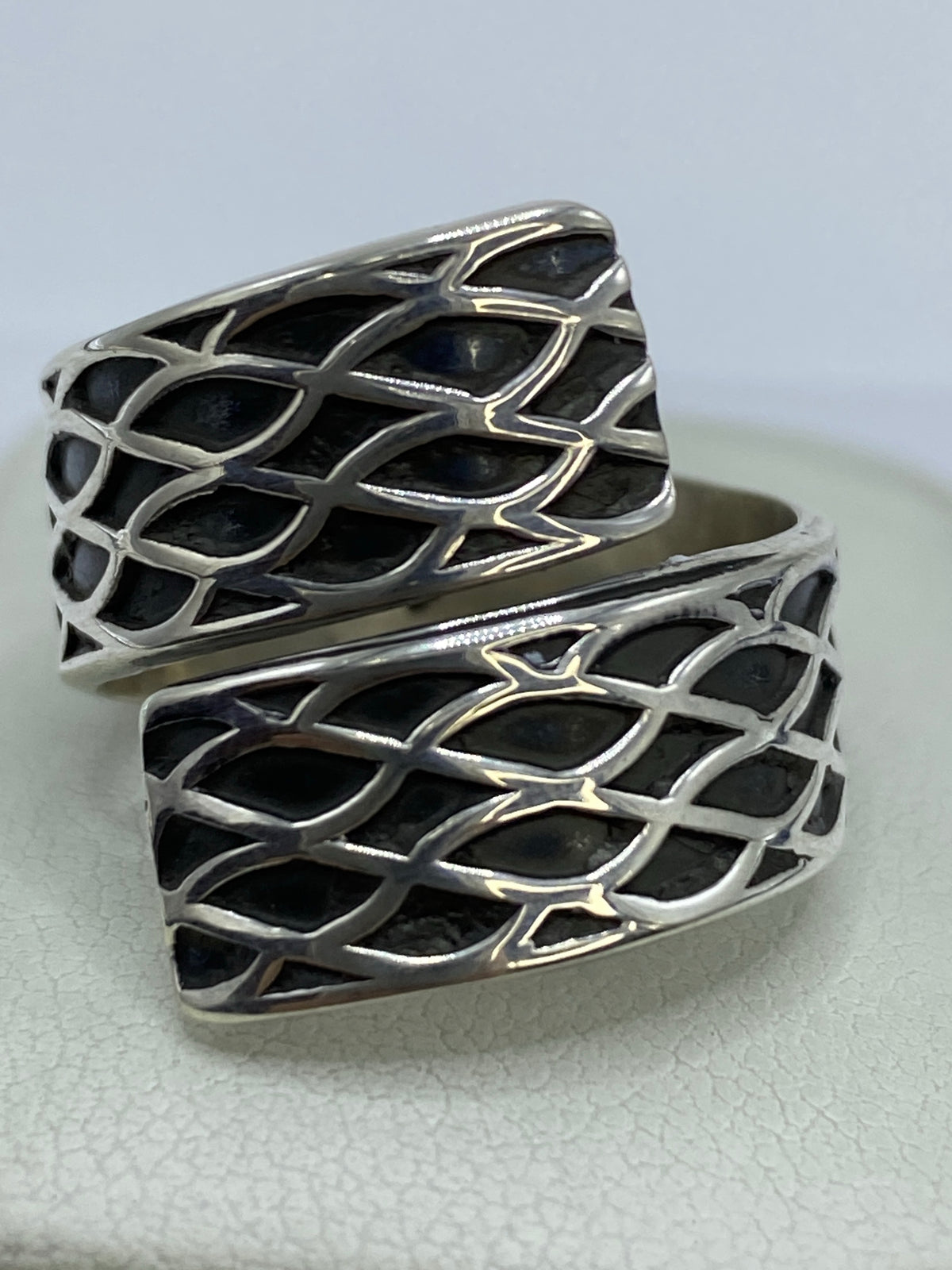 Detalle del repujado a mano del anillo — cada relieve visible