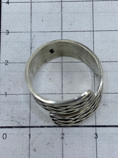 Anillo puesto en el dedo mostrando cómo refleja la luz el relieve
