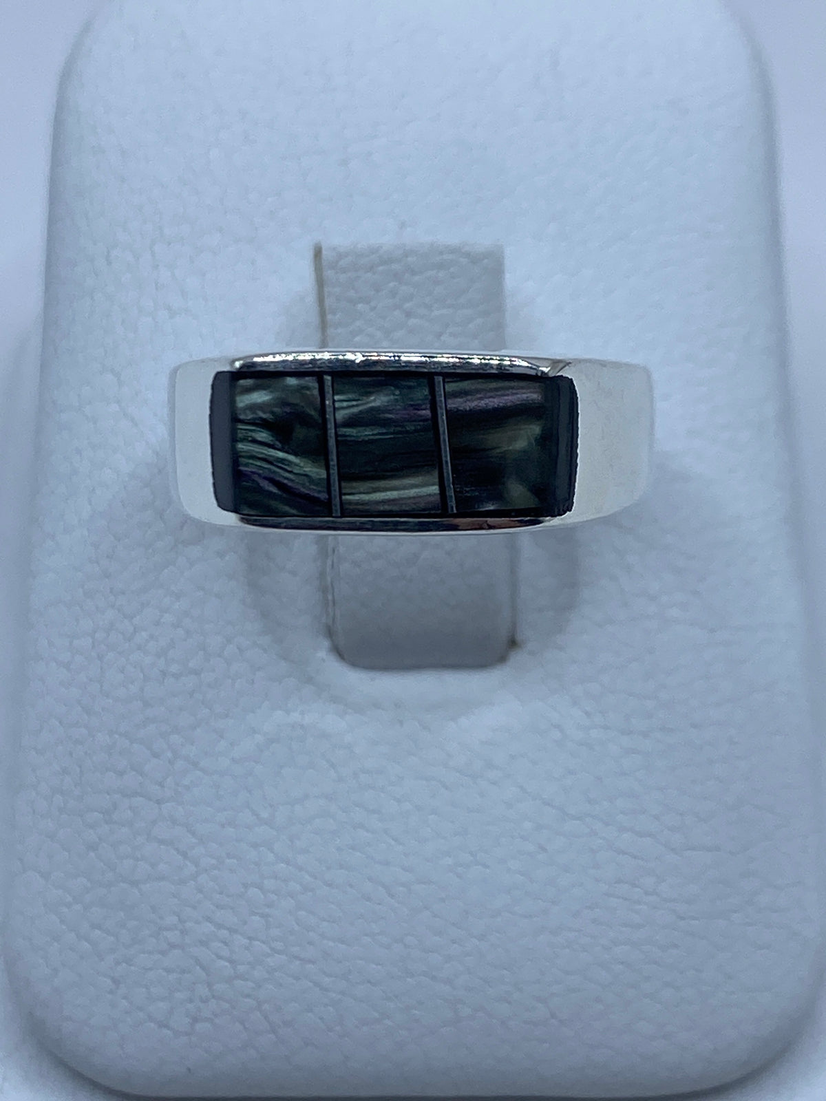 Anillo de plata con concha de abulón iridiscente en tono azul-púrpura