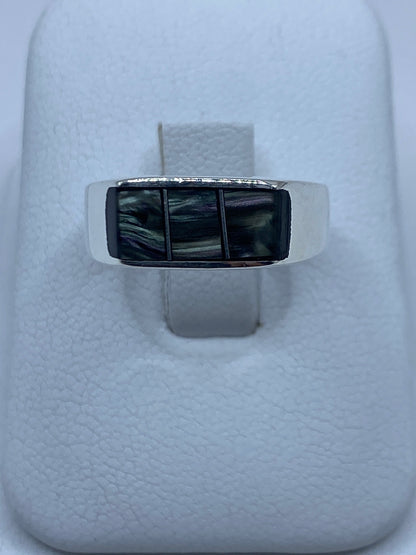 Anillo de plata con concha de abulón iridiscente en tono azul-púrpura