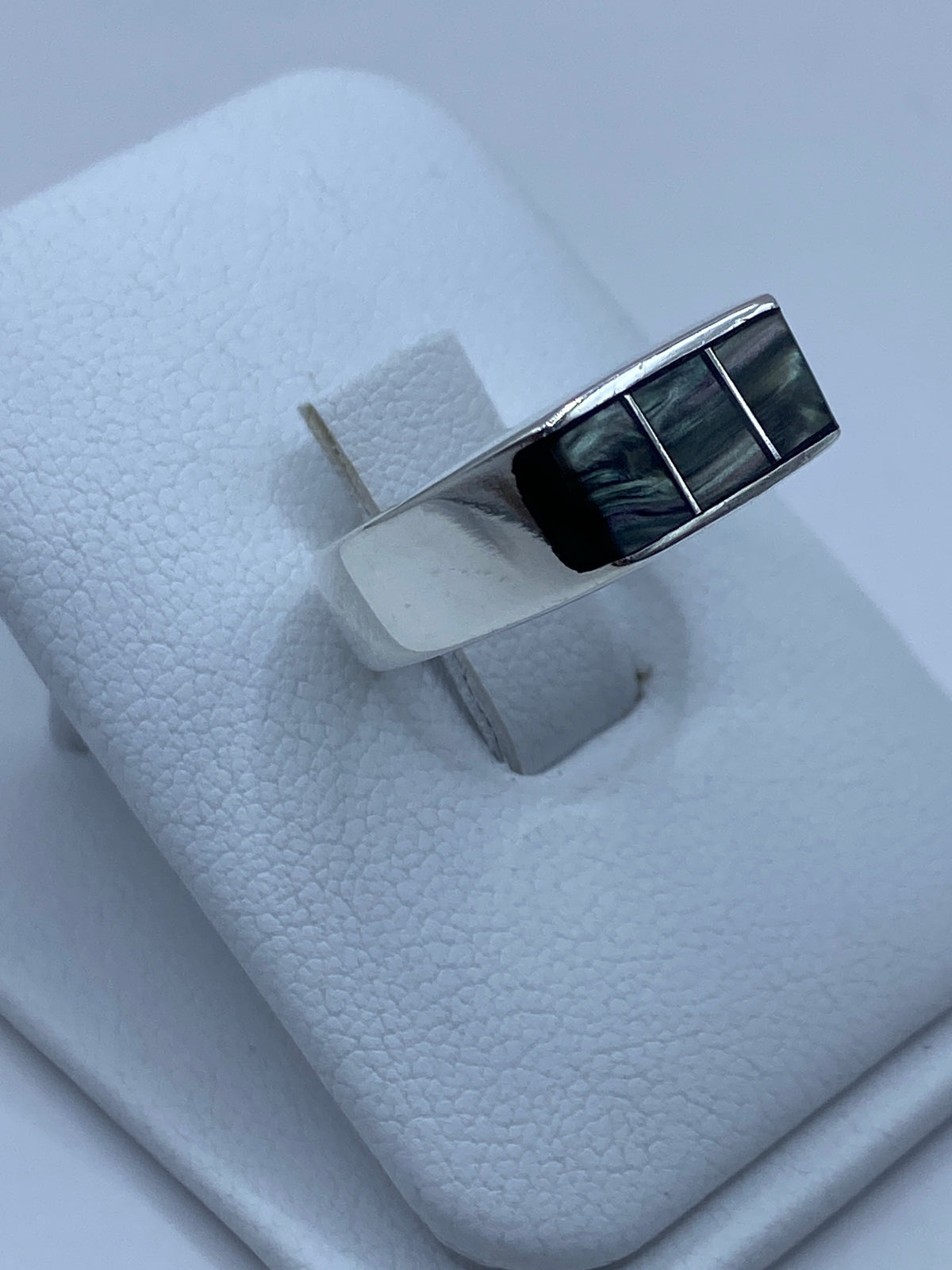 Vista lateral del anillo de plata 925 con engaste de concha de abulón