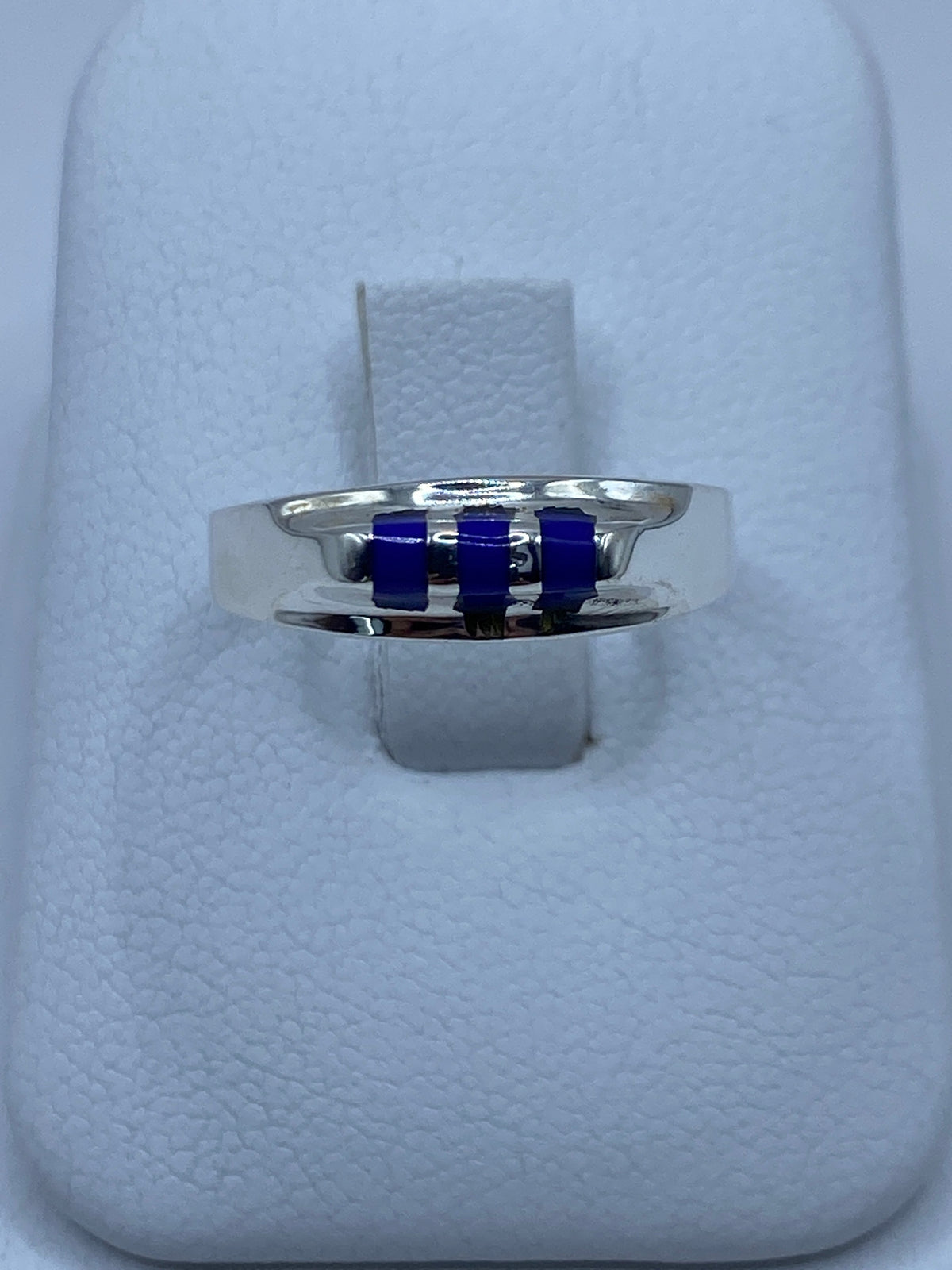 Anillo de plata 925 con lapislázuli azul en dedo, vista frontal