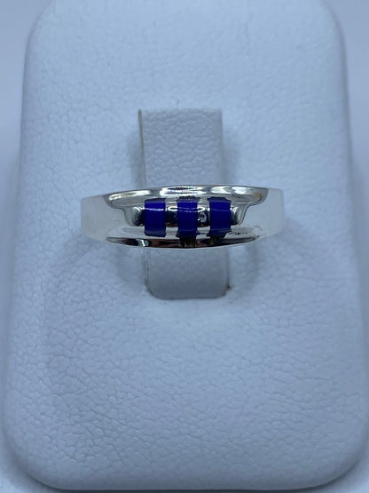 Anillo de plata 925 con lapislázuli azul en dedo, vista frontal