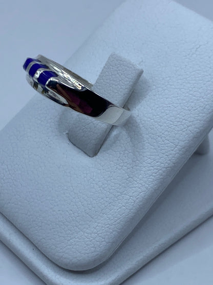 Anillo con lapislázuli azul desde el lateral, mostrando el engaste a mano