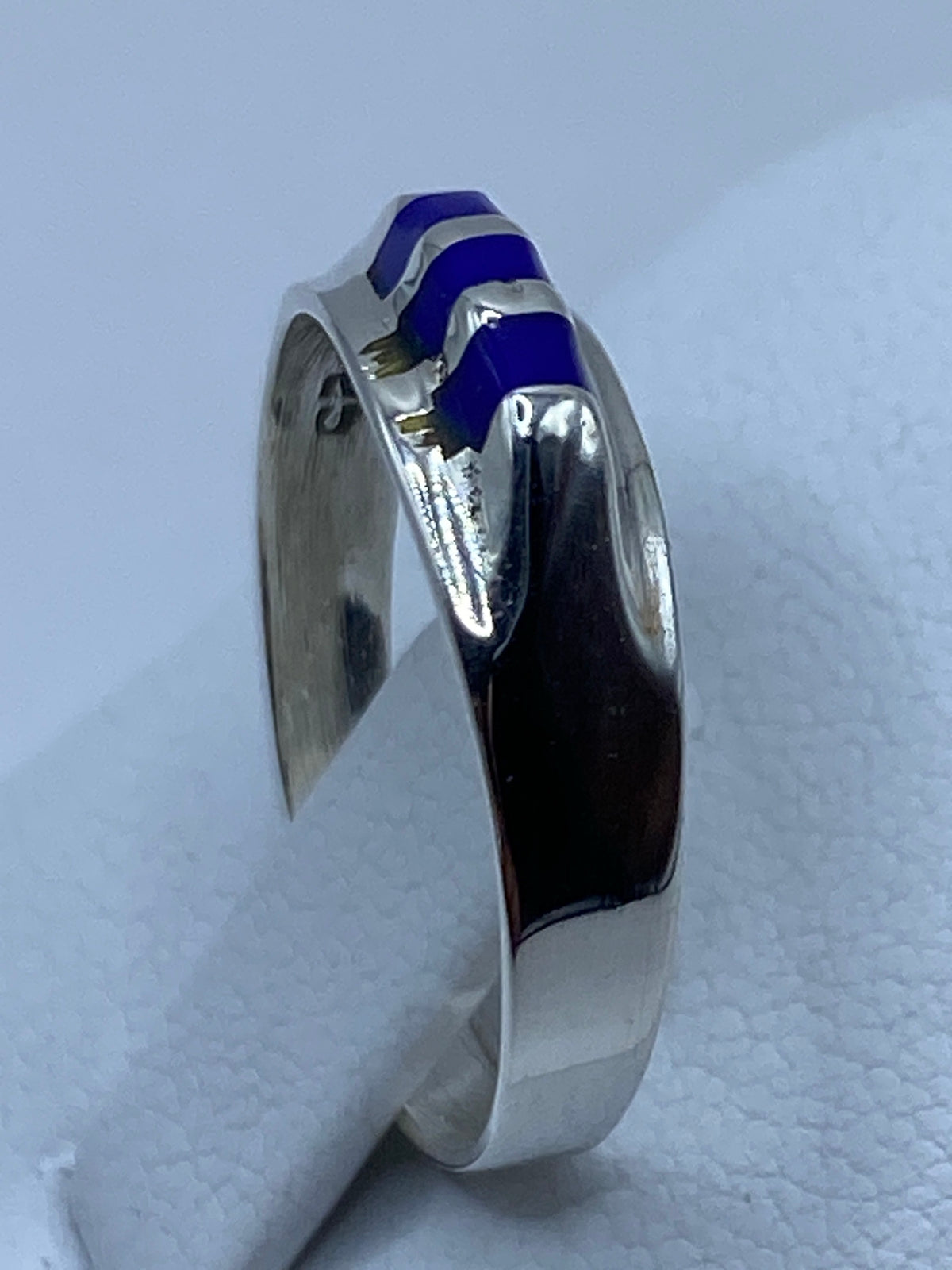 Detalle del lapislázuli azul intenso engastado en plata pulida