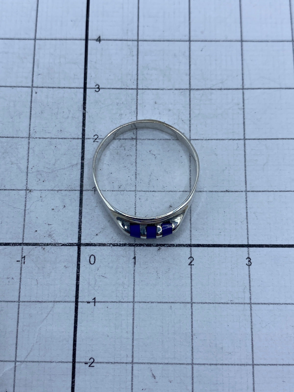 Anillo sobre fondo blanco con marca de Quinto 925 visible